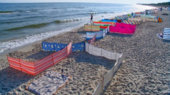 Leżing, plażing, smażing i… parawaning BIZNES, Media i PR - Gorące temperatury sprzyjają wylegiwaniu się na plaży. Jednak polskie morze i wybrzeże zalewa nowy zwyczaj - parawaning. „PRESS-SERVICE Monitoring Mediów” sprawdził, co oznacza ten termin i jak bardzo jest popularny w social media.