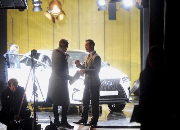 Jude Law zaprasza na czerwony dywan BIZNES, Media i PR - 14 scen przygotowanych przez Toma Dixona, w scenerii londyńskiego hotelu Mondrian oraz w ukrytym podziemnym skarbcu bankowym.