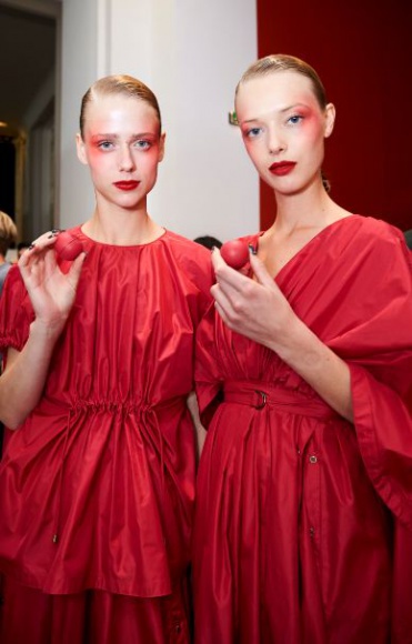 EOS NA BACKSTAGE KENZO x PARIS FASHION WEEK BIZNES, Media i PR - Balsamy EOS zdobywają uwielbienie wśród gwiazd z całego świata, pojawiają się w teledyskach i mediach społecznościowych celebrytów. Teraz czas na modę.
