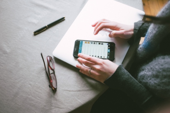 Marketing 3.0 jako strategia biznesowa skazana na sukces BIZNES, Media i PR - Marketing przeszedł długą drogę. Od marketingu szeptanego, poprzez reklamę w tradycyjnych mediach, aż po platformy cyfrowe dzisiejszych czasów. Marketing nie zmienił jednak tylko formy, nośnika swojego przekazu, ale też zmienił swój… koszt.