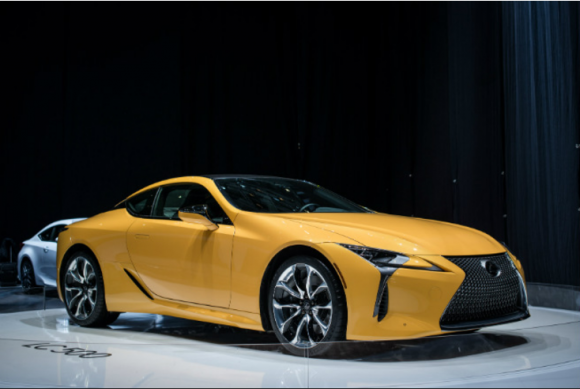 Lexus LC z nagrodą Production Car Design of the Year 2016 BIZNES, Media i PR - Dwudziestoosobowe jury, w skład którego wchodzą najznakomitsi projektanci samochodów, przedstawiciele firm motoryzacyjnych i dostawcy, wybrało luksusowe coupe z shortlisty, przygotowanej przez Car Design News, organizatora konkursu.