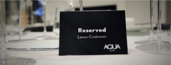 AQUA by Lexus - zapraszamy do stołu BIZNES, Media i PR - Via dell’Arte, centrum Rzymu. W menu ryby i owoce morza. Świeże, najwyższej jakości, traktowane z należytym szacunkiem przez Szefa Kuchni Antonio Madonna. Ponieważ produkt gra tutaj główną rolę, menu restauracji Aqua by Lexus może się zmieniać nawet codziennie.