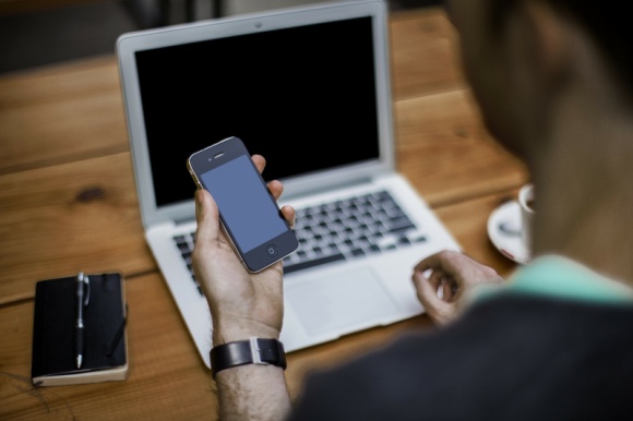 Cross devices w modelu programmatic BIZNES, Media i PR - Wg raportu We are social Polacy spędzają w sieci ponad 6 godzin, z czego 4,4 godz. na desktopie, a 1,3 godz. na urządzeniach mobilnych. Surfowanie po Internecie rozkłada się równomiernie na kilka urządzeń, w zależności od tego gdzie jesteśmy. Jak wykorzystać ich moc reklamową?
