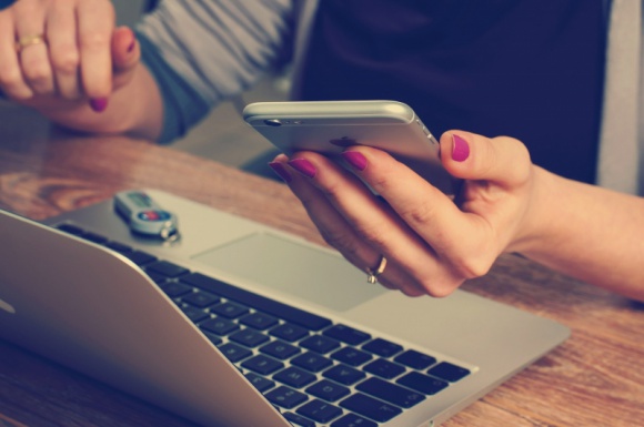 Marketing zintegrowany, czyli niezliczone możliwości promocji online BIZNES, Media i PR - Marketing online to obecnie najbardziej skuteczny sposób promowania firmy, produktów czy usług. Jednak wciąż wiele działań zawęża się do jednego, bądź kilku kanałów komunikacji. Jeśli chcesz przenieść swoją kampanię online na inny poziom, to warto pomyśleć nieszablonowo.