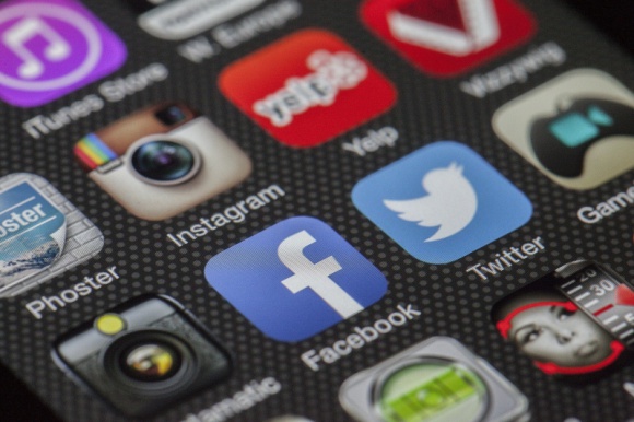 Co Facebook dał branży marketingowej w 2017 roku? BIZNES, Media i PR - W kończącym się roku Facebook wprowadził tyle ciekawych, lepszych i gorszych zmian, że można byłoby napisać o nich książkę. Warto jednak skupić się na kilku trendach, które z pewnością są najbardziej istotne z punktu widzenia marketerów i dają im szeroką perspektywę.