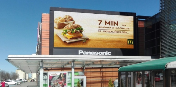 Geotargetowanie, czyli jak skutecznie dotrzeć do odbiorcy w reklamie DOOH BIZNES, Media i PR - Skuteczna reklama DOOH - dociera i wpływa na jak największą grupę odbiorców. Według raportu firmy MyLED z 2017 roku - jedną z najbardziej interesujących i atrakcyjnych możliwości dla reklamodawców jest geolokalizacja w tym selekcja nośników pod względem punktów POI.