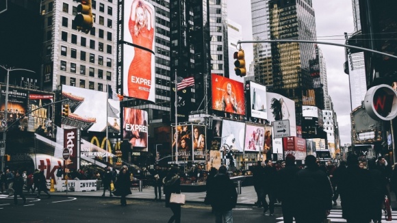 Potencjał reklamy DOOH i jej wpływ na odbiorcę BIZNES, Media i PR - Digital Out-of-Home jest szybko rozwijającym się medium, czego dowodem są stale wzrastające wydatki firm. Statystyki pokazują, że DOOH jest coraz chętniej wybierane przez reklamodawców.