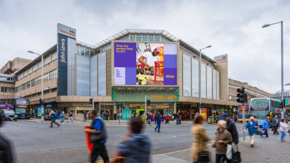 Biznesy, które najchętniej korzystają z cyfrowej reklamy DOOH BIZNES, Media i PR - DOOH to innowacyjne medium, pozwalające na dotarcie do odbiorców w ciekawy i oryginalny sposób poza ich miejscem zamieszkania. Ma przed sobą bardzo dobrą perspektywę rozwoju, a to za sprawą ciekawych możliwości, z których chętnie korzystają reklamodawcy w swoich kampaniach.