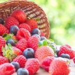 Czarne jagody, truskawki, maliny – dlaczego warto je jeść?