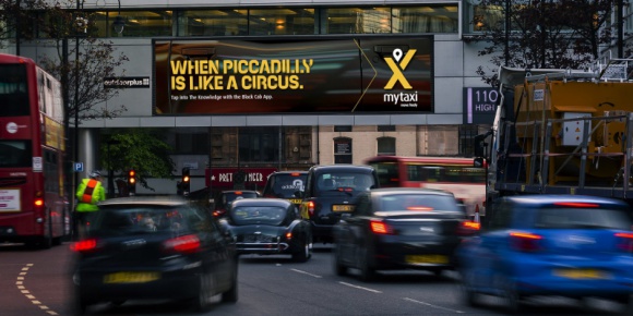 Skuteczna reklama DOOH – od czego zależy jej sukces? BIZNES, Media i PR - Skuteczna kampania DOOH to taka, która angażuje przechodniów i wywołuje zamierzone reakcje. Jak zatem dotrzeć do adresata i zachęcić go do interakcji z cyfrowym billboardem OOH? Jak wykorzystać potencjał DOOH przy planowaniu strategii marketingowej?