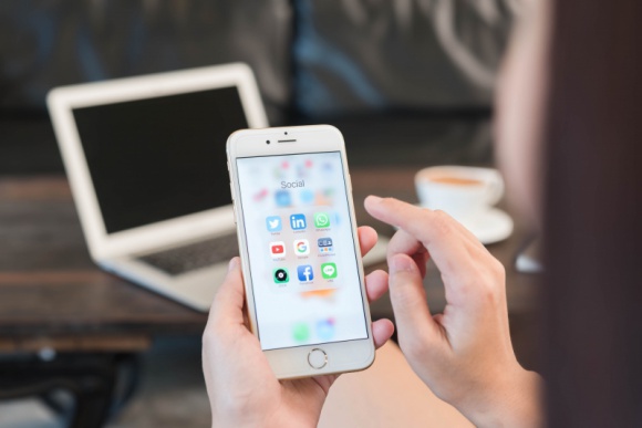 Inwestycja w social media, czyli jak stworzyć skuteczne narzędzie sprzedaży BIZNES, Media i PR - 65 proc. użytkowników sprawdza produkt w portalach społecznościowych zanim zdecyduje się na jego zakup. 38 proc. użytkowników korzysta z przycisku „Kup teraz”, a 61 proc. ocenia, że to przydatna funkcja. Marki rozumieją jak ważnym kanałem sprzedażowym są social media.