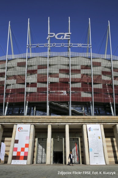 Lotny kongres Fundacji Rozwoju Systemu Edukacji BIZNES, Media i PR - Kongres FRSE z oprawą wizualną od agencji Lotna.