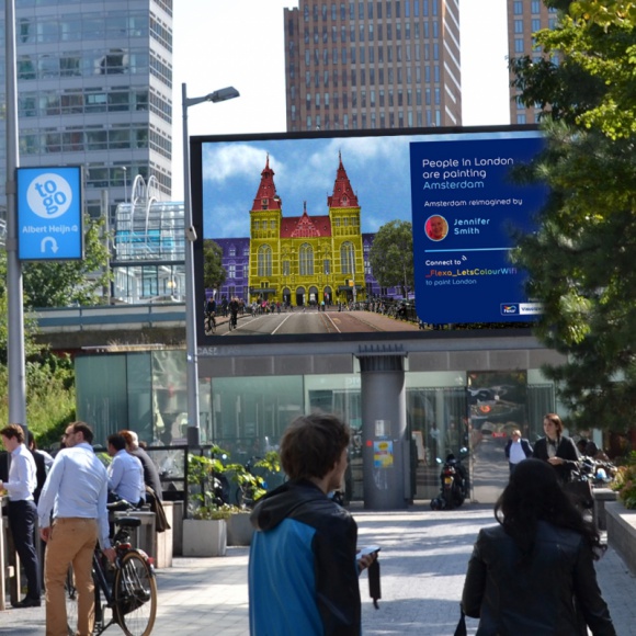 Niepowtarzalne kampanie – siła cyfrowej reklamy OOH BIZNES, Media i PR - DOOH z roku na rok rozwija się coraz bardziej dynamicznie. Dlaczego tak się dzieje? Cyfrowa reklama zewnętrzna, w porównaniu do tradycyjnej reklamy OOH, posiada nieograniczone możliwości, które sprawiają, że każda realizowana kampania jest wyjątkowa i niepowtarzalna.