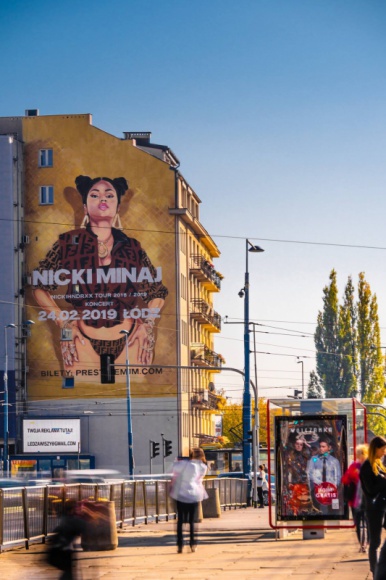 Street artowy mural z Nicki Minaj w kolejnej realizacji Synergic BIZNES, Media i PR - lider reklamy OOH we współpracy z Prestige MJM