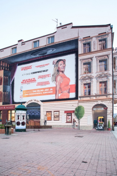 Chodakowska motywuje w wielkim stylu – dosłownie! BIZNES, Media i PR - Do końca listopada Ewa Chodakowska będzie motywować do działania na jednej z łódzkich ulic. Konkretnie, na muralu, który pojawił się w samym centrum miasta. Ta wyjątkowa realizacja to efekt wspólnej akcji trenerki z marką Adidas Adipower.