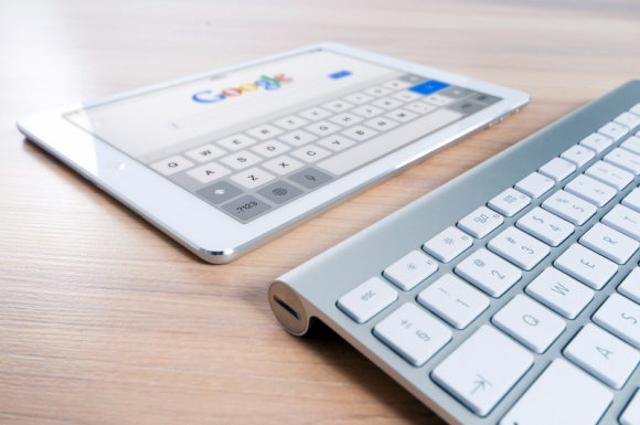 Google przechodzi na first price auction BIZNES, Media i PR - W ostatnich tygodniach Google poinformował, że do końca roku przejdzie na model pierwszej ceny tzw. first price auction. Dlaczego jeden z największych globalnych dostawców SSP podjął decyzję o zmianie w tym momencie?