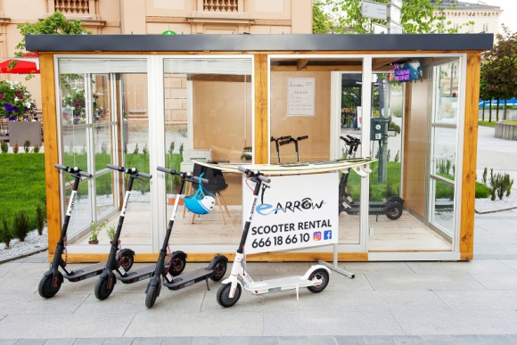 Galeria Krakowska z wypożyczalnią hulajnóg elektrycznych BIZNES, Media i PR - Galeria Krakowska rozwija usługi przyjazne ekologii. Do stacji ładowania pojazdów elektrycznych i stacji rowerów miejskich dołączyła wypożyczalnia hulajnóg elektrycznych.