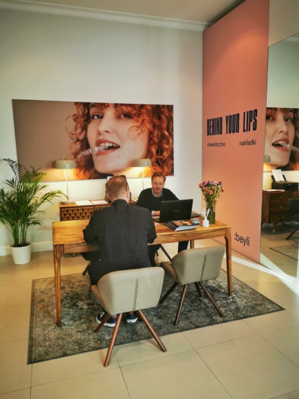 Tailor Made PR dla beyli BIZNES, Media i PR - Do grona klientów Tailor Made PR dołączyła marka :beyli, specjalizująca się w nowoczesnej ortodoncji. Agencja jest odpowiedzialna za opracowanie strategii komunikacyjnej oraz prowadzenie działań w zakresie public relations i influencer marketingu.