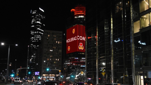Moliera2.com – ponad 500 m2 niestandardowej reklamy Digital w sercu Warszawy BIZNES, Media i PR - W ubiegły piątek na fasadzie budynku Spektrum Tower przy Rondzie ONZ, sklep internetowy Moliera2.com wyświetlił niestandardowe życzenia Walentynkowe o powierzchni ponad 500 m2.