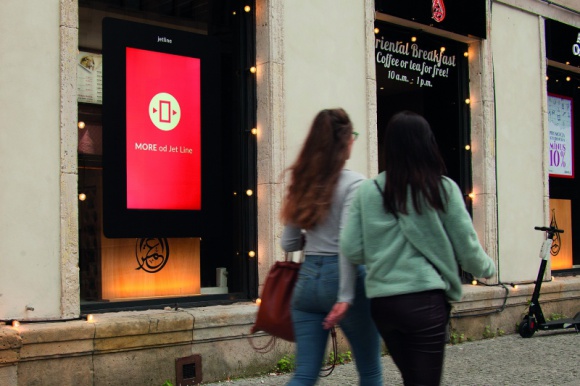Reklama DOOH i jej wpływ na pokolenie Millenialsów BIZNES, Media i PR - Zaletą kreowania reklam skierowanych do pokolenia Z i Millenialsów jest fakt, iż większość osób zaliczanych do tej grupy populacji dorastało wraz z rozwojem cyfrowych mediów. Z tego powodu grupa ta wymaga nieszablonowego podejścia do reklamy, które wzbudzi u nich ciekawość.