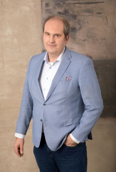 Twenty4Seven z Bartoszem Paprockim na pokładzie! BIZNES, Media i PR - Firma Twenty4Seven, dostawca systemów dla czołowych firm na rynku telewizyjnym i produkcyjnym, do swojego zespołu zaprosiła Bartosza Paprockiego, który z branżą medialną związany jest od ponad 20 lat.
