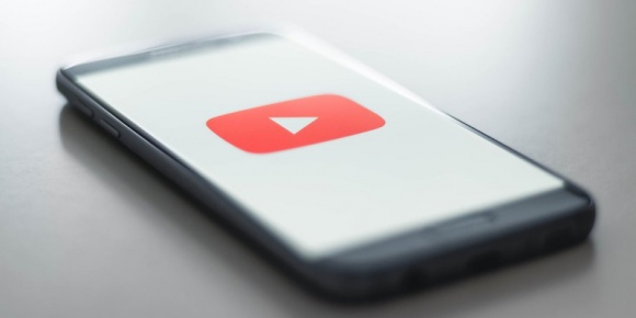 4 miliony - tyle subskrypcji na YouTube “stuknęło” Frizowi i reZiemu BIZNES, Media i PR - Karol “Friz” Wiśniewski oraz Remigiusz “reZigiusz” Wierzgoń zgromadzili na swoich kanałach w serwisie YouTube po 4 miliony subskrybentów.