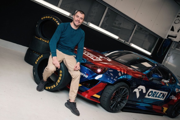 Goodyear razem z Kubą Przygońskim stworzył serię wideo o motorsporcie BIZNES, Media i PR - Z połączenia pasji do wyścigów Kuby i legendarnych kompetencji Goodyeara narodził się wspólny projekt „Gotowi na Motorsport”, dzięki któremu polscy kibice będą mogli poznać kulisy najważniejszych wyścigów motorsportowych.
