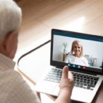 Seniorzy porozmawiają z FH DOM na czacie lub podczas video-rozmowy