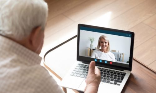 Seniorzy porozmawiają z FH DOM na czacie lub podczas video-rozmowy