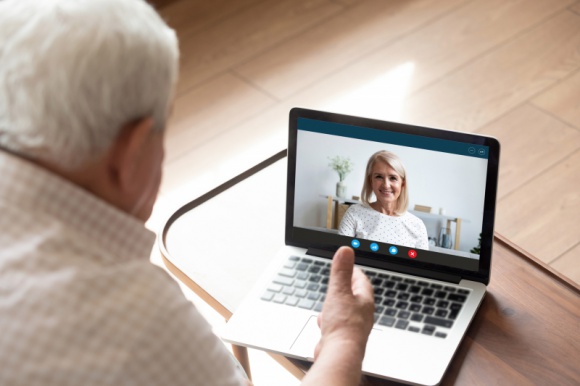 Seniorzy porozmawiają z FH DOM na czacie lub podczas video-rozmowy
