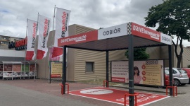 Coraz bliżej 8 mld zł obrotów wypracowanych przez Grupę Muszkieterów w Polsce Handel, BIZNES - Grupa Muszkieterów w 2020 roku wypracowała obroty na poziomie blisko 7,8 miliarda złotych. Nie licząc stacji paliw, Muszkieterowie wypracowali obroty wyższe o 223 miliony złotych w stosunku do poprzedniego roku, ze wzrostem na sklepach porównywalnych o prawie 3,5 proc.