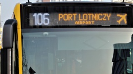 MPK pisze po angielsku. Nowe komunikaty na miejskich autobusach Transport, BIZNES - MPK Wrocław wprowadziło anglojęzyczne komunikaty na tablicach w swoich autobusach. Goście z zagranicy będą mogli łatwo zorientować się, który autobus zmierza do dworca kolejowego lub portu lotniczego.
