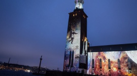 PANASONIC ŚWIĘTUJE ROZDANIE NAGRÓD NOBLA IT i technologie, BIZNES - Panasonic świętuje rozdanie nagród nobla, wykorzystując mechanizmy mapowania projekcyjnego do wyświetlenia dzieła „SPACE” na sztokholmskim ratuszu podczas rozdania nagród Nobla za 2020 r.