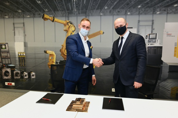 FANUC POLSKA OBEJMUJE PATRONATEM HONOROWYM PROJEKT NAZCA 4.0 IT i technologie, BIZNES - FANUC Polska rozpoczyna współpracę z APA Group, by wesprzeć rozwój platformy optymalizacji produkcji NAZCA 4.0 oraz Centrum Testowania Technologii Przemysłu 4.0.