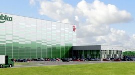 Żabka inwestuje w pełni zautomatyzowane centrum logistyczne pod Warszawą Handel, BIZNES - Budowa najnowocześniejszego magazynu Żabki, zlokalizowanego k. Radzymina pod Warszawą, rozpoczęła się w połowie stycznia br. i potrwa do 2022 r. Centrum będzie wyposażone w innowacyjne rozwiązania automatyczne. Najnowocześniejszy magazyn Żabki wybuduje deweloper 7R.