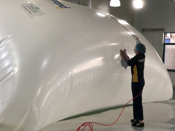 Hillebrand wdraża nowoczesne metody odzysku i recyklingu flexitanków Transport, BIZNES - Hillebrand, operator logistyczny specjalizujący się w obsłudze branży beverage, wdraża programy odzysku i recyklingu flexitanków - zbiorników do transportu płynów luzem.