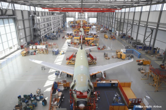 CEVA Logistics wygrywa kontrakt na obsługę logistyczną fabryki Airbusa Transport, BIZNES - CEVA Logistics, wiodący globalny operator logistyczny, rozszerza współpracę z fabryką Airbusa w Niemczech. Podpisując nowy kontrakt z Airbusem, CEVA poszerza jego obsługę o zarządzanie dostawami komponentów na produkcję w zakładzie montażowym samolotów w Hamburgu.