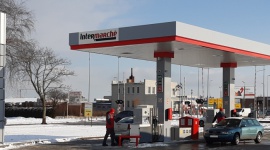 Nowa stacja paliw Intermarché w Kołobrzegu Handel, BIZNES - Grupa Muszkieterów stale wzmacnia swoją pozycję lidera na rynku przymarketowych stacji paliw i uruchamia kolejne punkty pod szyldem Intermarché. 10 lutego br. został otworzony nowy obiekt zlokalizowany przy sklepie Bricomarché w Kołobrzegu.
