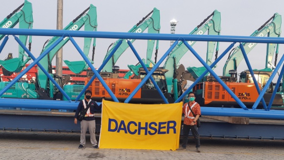 Dachser: Żuraw dla południowo-wschodniej Azji Transport, BIZNES - Firma DACHSER wsparła proces naprawy żurawia w Indonezji, organizując transport stalowego wysięgnika z Düsseldorfu do Dżakarty. Wysięgnik o długości 23 metrów i szerokości 3,6 m. większość swojej 55-dniowej „podróży” spędził na pokładzie statku.
