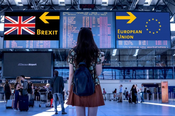Brexit szansą dla polskiego biznesu? Gospodarka, BIZNES - Brexit już teraz mocno wpływa na biznes. Brytyjskie firmy, chcąc zapewnić sobie swobodę handlu z Europą, przenoszą się lub zakładają oddziały m.in. w Holandii i Austrii. Na tym trendzie skorzystać mogłaby także Polska.