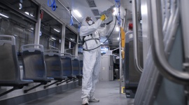 Wirus szaleje, a autobusy i tramwaje jadą dalej Transport, BIZNES - Codzienny wysiłek w trosce o zdrowotne bezpieczeństwo pasażerów i pracowników, wyścig z czasem, aby nadążyć za dynamicznymi zmianami prawnymi – to tylko niektóre z wyzwań, którym miejski przewoźnik musiał podołać od wybuchu pandemii.