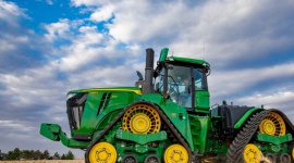 Nowe ciągniki serii 9 firmy John Deere Mocniejsze i bardziej inteligentne Rolnictwo, BIZNES - Firma John Deere wprowadziła na rynek nowy asortyment ciągników serii 9R na rok 2021, z flagowymi modelami 9R 640 i 9RX 640 o mocy 691 KM na czele. Najnowsze maszyny serii 9R, 9RT i 9RX są nie tylko mocniejsze i wydajniejsze, lecz także bardziej inteligentne.