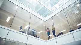 Odpowiedzialne praktyki bankowe: analiza porównawcza Mazars 2021 Finanse, BIZNES - Badanie Mazars „Odpowiedzialne praktyki bankowe: analiza porównawcza” wskazuje na znaczące postępy w zakresie zrównoważonego finansowania na świecie, ale do pełnego wdrożenia jeszcze daleko.