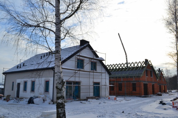 II etap Osiedla Przy Jeziorach mocno zaawansowany Nieruchomości, BIZNES - Przy ulicy Golęczewskiej w Poznaniu, harmonijnie rozwija się Osiedle Przy Jeziorach. I etap został oddany w ręce nabywców i trwa budowa drugiej części osiedla. Inwestycja wyróżnia się ciekawą lokalizacją z dostępem do trzech jezior.