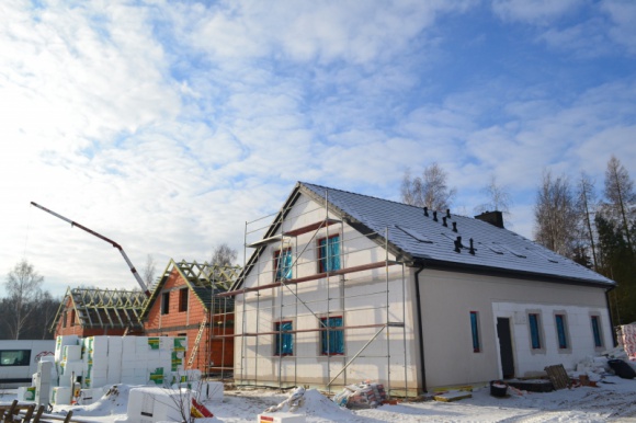 Budowy w zimowej aurze i z postępami prac Nieruchomości, BIZNES - Tegoroczna zima z pewnością nie należała do łagodnych tak, jak poprzednie. Czy takie okoliczności wpłynęły na realizację inwestycji budowlanych w Poznaniu i okolicach? Zaglądamy na place budów, by sprawdzić postępy prac. O szczegółach informują wielkopolscy deweloperzy.