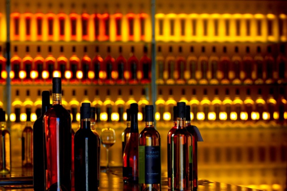 Sprzedaż alkoholu – jakie formalności? Prawo, BIZNES - Jeśli zamierzasz sprzedawać alkohol musisz uzyskać stosowne zezwolenie. Bez niego nie możesz handlować trunkami ani w sklepie, ani w restauracji. Podpowiadamy, co zrobić, by uzyskać stosowny dokument.